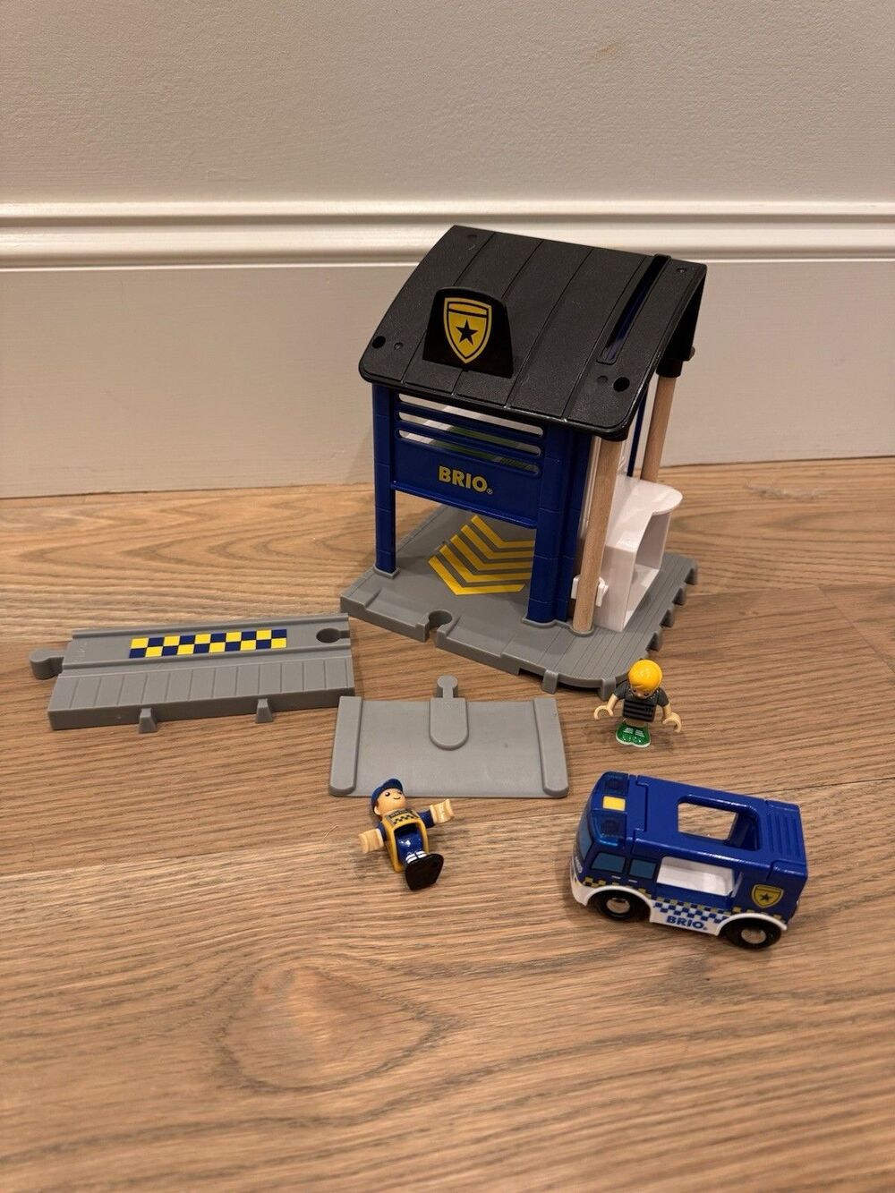 BRIO 33813 Police Station Complete Police Van Figures Track Excellent